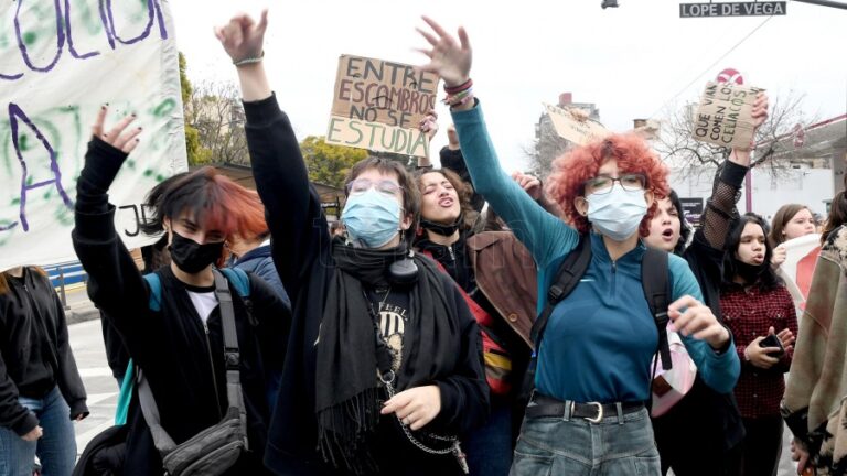 Estudiantes reclaman viandas.